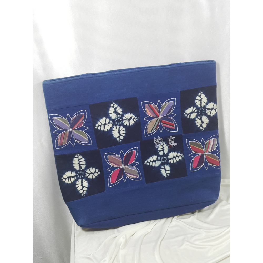 B03手作包包｜藍染拼布手作包｜雙面肩背包｜紮染/貼布手作包｜棉布手工包｜拉鍊大開口｜硬挺厚襯可裝平板/小筆電｜正反不同-細節圖9