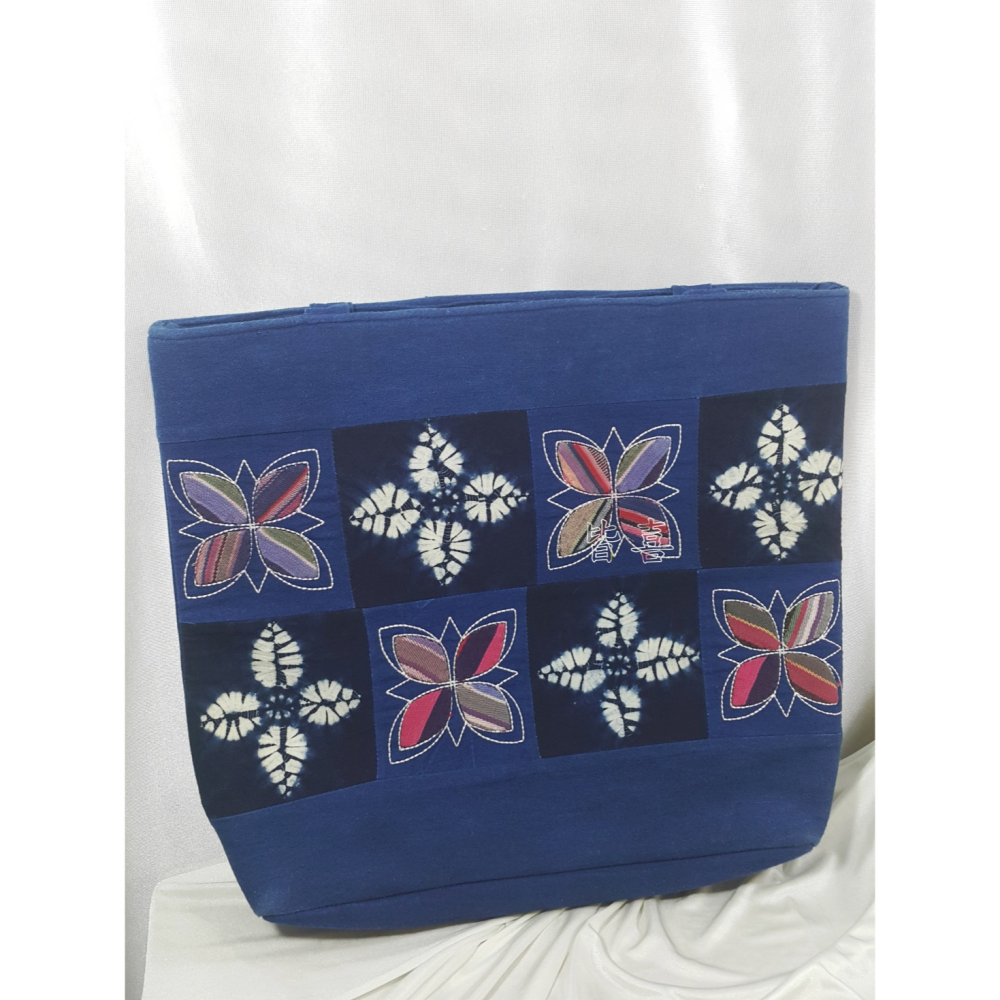 B03手作包包｜藍染拼布手作包｜雙面肩背包｜紮染/貼布手作包｜棉布手工包｜拉鍊大開口｜硬挺厚襯可裝平板/小筆電｜正反不同-細節圖10