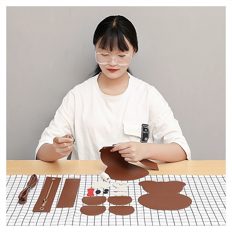 小麥手作舖︱手縫DIY小熊包∣卡通可愛自製包包 DIY 材料包 手作材料包 編織包 皮革材料包 手做禮物 手縫包 小熊包-細節圖7