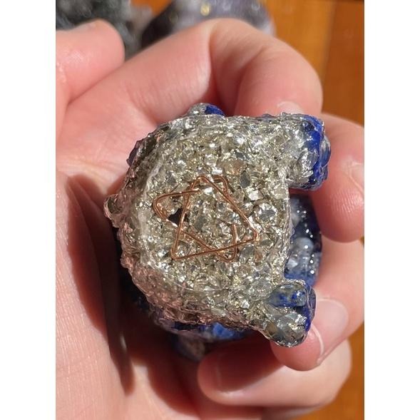 ♪ 原礦碎石毛衣熊/小熊♪- 天然碎石熊熊/泰迪熊—仿奧根塔/奧剛塔滴膠能量擺件—黑曜石/紫水晶/青金石-細節圖3