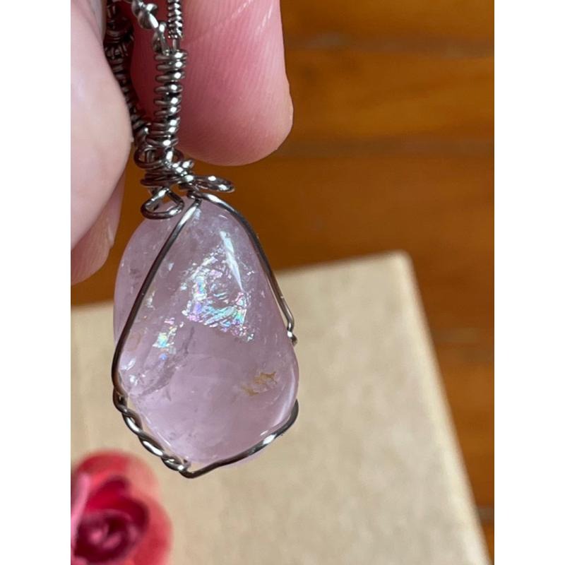 ♪原礦粉晶+銅線編織♪- 《義賣區》天然帶彩虹光粉水晶保色銅線編織—項鏈/墜子/項鍊墜-細節圖6