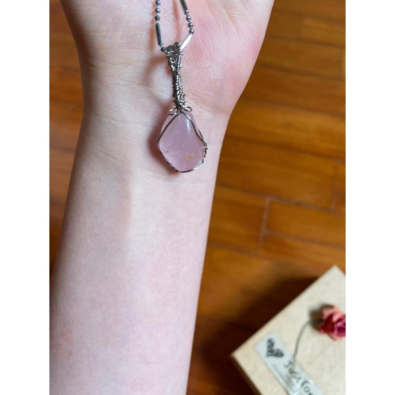 ♪原礦粉晶+銅線編織♪- 《義賣區》天然帶彩虹光粉水晶保色銅線編織—項鏈/墜子/項鍊墜-細節圖8