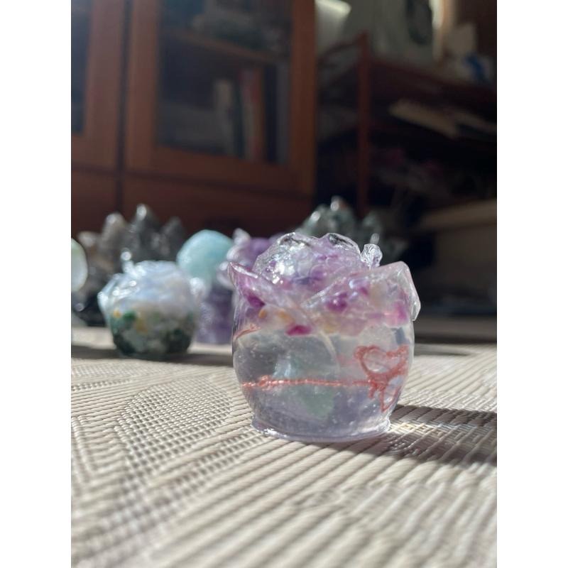 ♪ 原礦碎石玫瑰/滴膠玫瑰花♪- -天然碎石花朵—擺件/交換禮物—彩幽靈白幽靈鈦晶碧璽方解石天河石海紋石海藍寶菫青-細節圖8