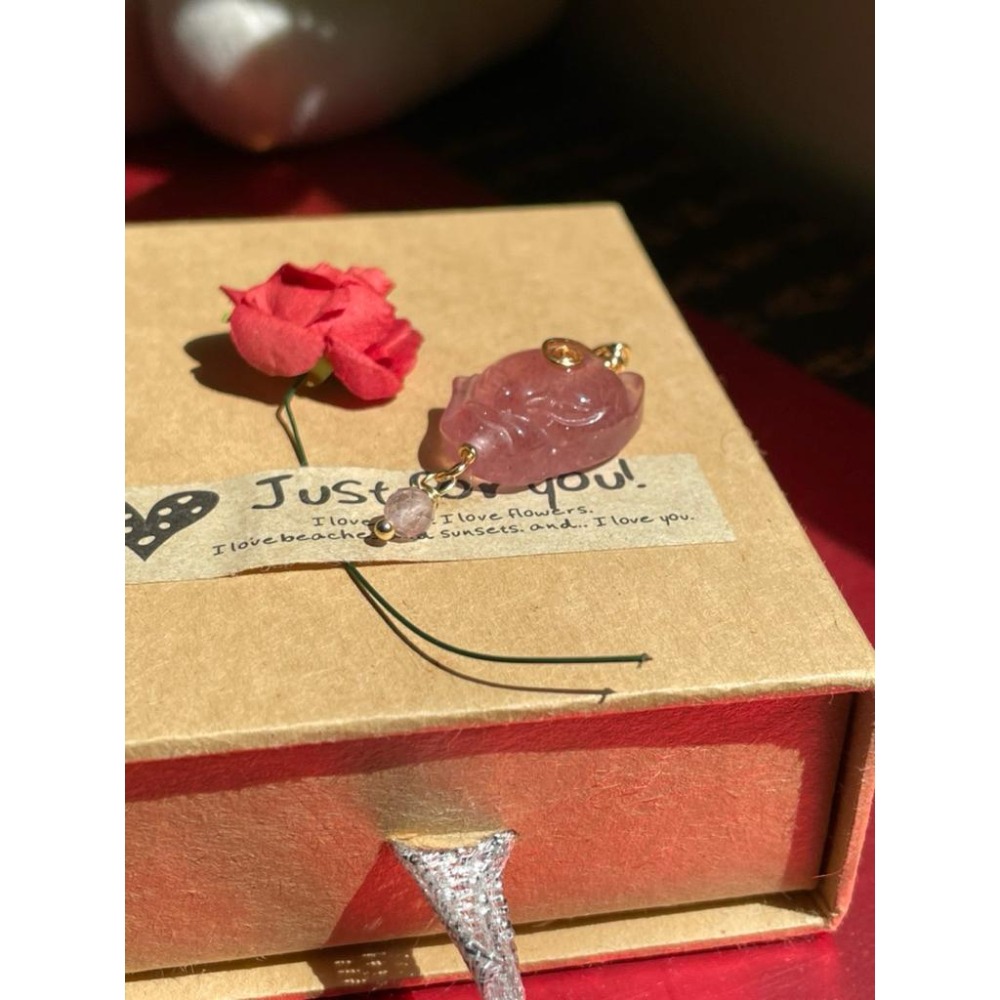 ♪白水體草莓晶+狐仙/狐狸♪-天然鑽切紅草莓晶大頭萌狐狸設計款—隨意扣/項鍊墜/小滴溜-細節圖2