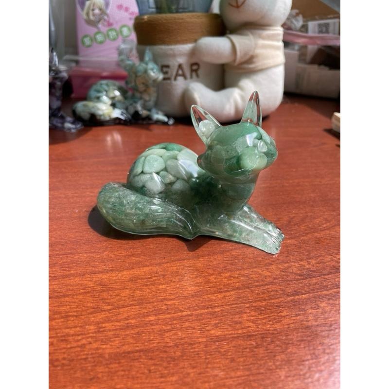 ♪ 原礦妖嬈狐狸/狐仙♪- 天然碎石臥狐—滴膠能量擺件—紫水晶/東菱玉/綠草莓/彩幽靈/紅石榴-細節圖2
