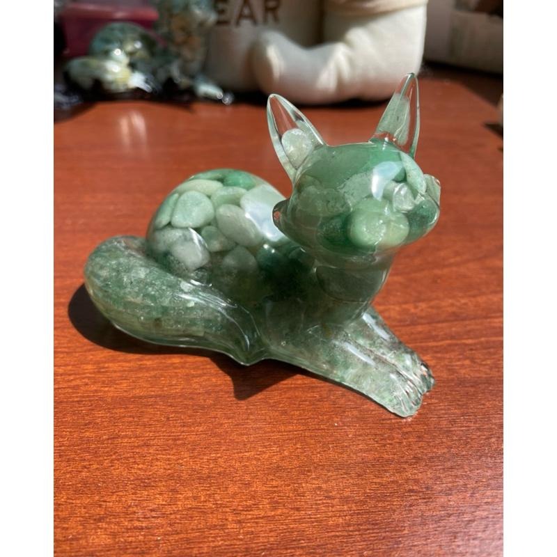 ♪ 原礦妖嬈狐狸/狐仙♪- 天然碎石臥狐—滴膠能量擺件—紫水晶/東菱玉/綠草莓/彩幽靈/紅石榴-細節圖6