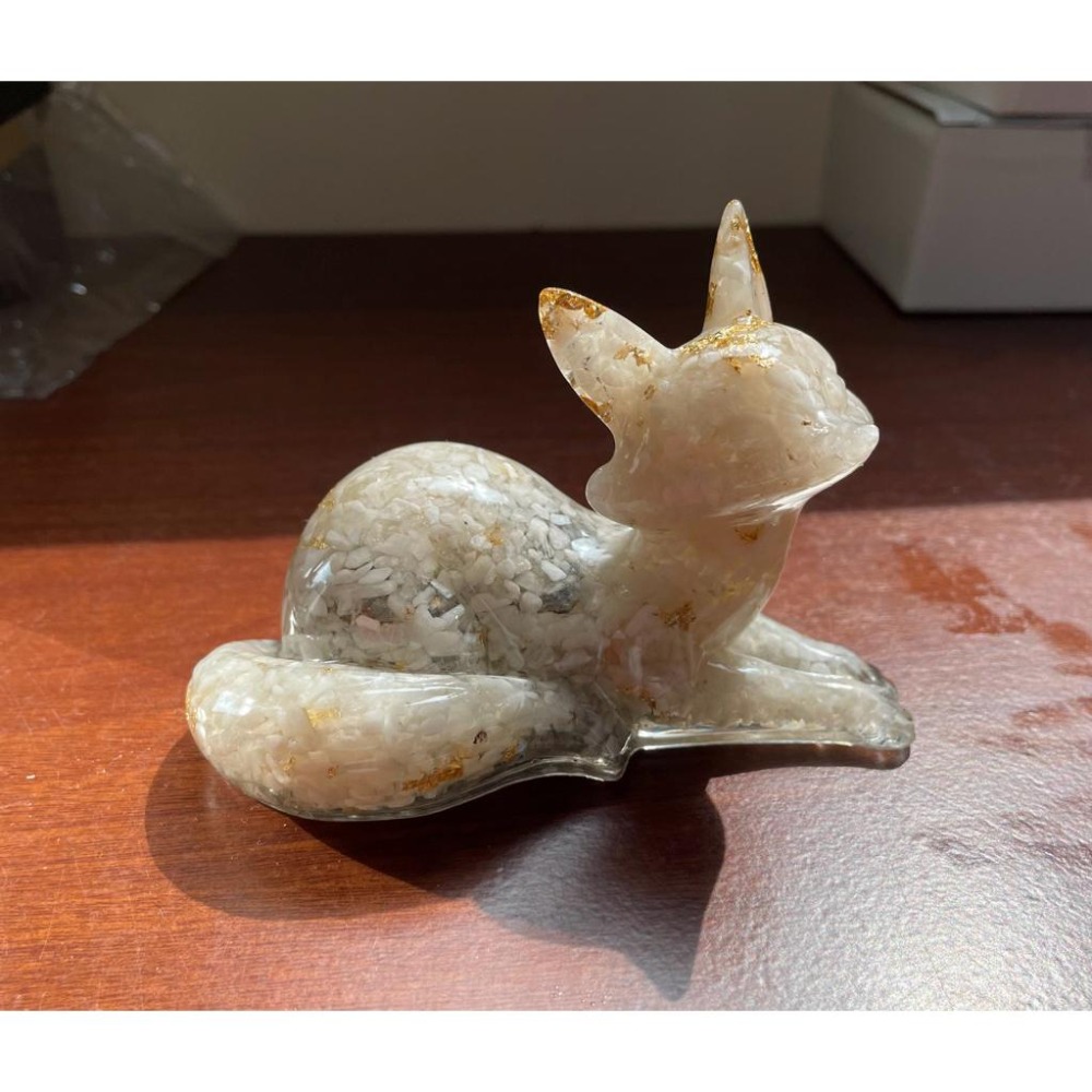 ♪ 原礦妖嬈狐狸/狐仙♪- 天然碎石臥狐—滴膠能量擺件—紫水晶/東菱玉/綠草莓/彩幽靈/紅石榴-細節圖8