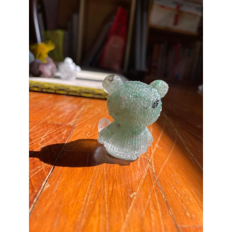 ♪ 原礦碎石素毛衣熊/小熊♪- 天然碎石熊熊/泰迪熊—仿奧根塔/奧剛塔滴膠能量擺件—綠草莓白松石紫幽靈鈦晶血滴菫青方解石-細節圖4