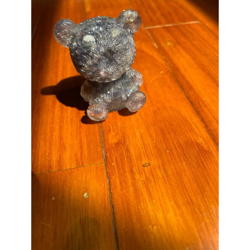 ♪ 原礦碎石素毛衣熊/小熊♪- 天然碎石熊熊/泰迪熊—仿奧根塔/奧剛塔滴膠能量擺件—綠草莓白松石紫幽靈鈦晶血滴菫青方解石-細節圖9