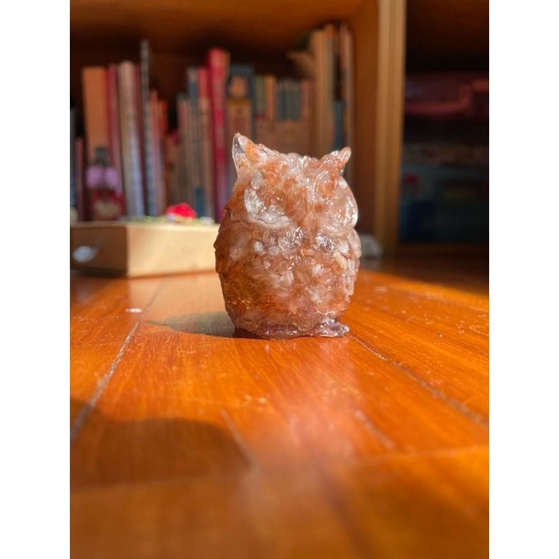 ♪ 原礦碎石貓頭鷹/小貓頭鷹♪- 天然碎石暗夜守護者—仿奧根塔/奧剛塔滴膠能量擺件—太陽石紫鋰輝海藍寶藍晶石草莓晶月光石-細節圖2