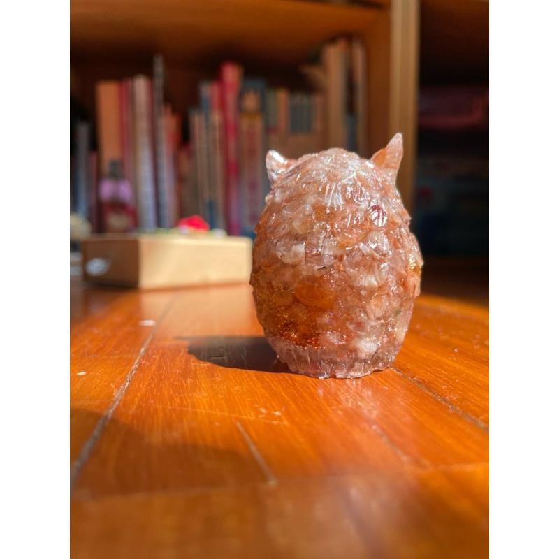 ♪ 原礦碎石貓頭鷹/小貓頭鷹♪- 天然碎石暗夜守護者—仿奧根塔/奧剛塔滴膠能量擺件—太陽石紫鋰輝海藍寶藍晶石草莓晶月光石-細節圖4