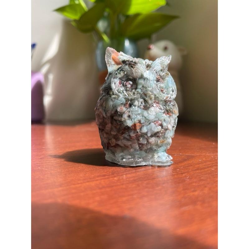 ♪ 原礦碎石貓頭鷹/小貓頭鷹♪- 天然碎石暗夜守護者—仿奧根塔/奧剛塔滴膠能量擺件—太陽石紫鋰輝海藍寶藍晶石草莓晶月光石-細節圖9