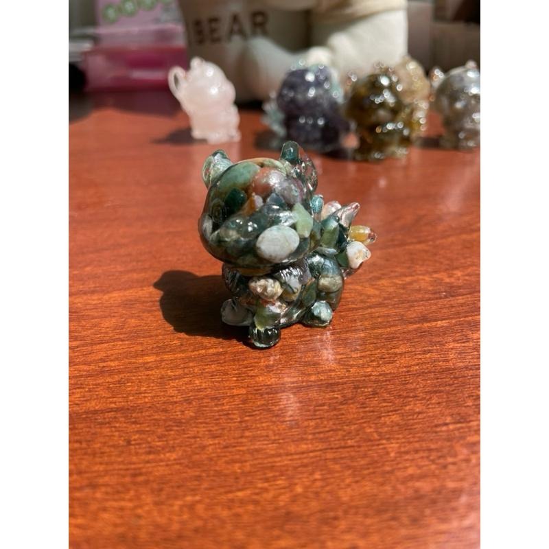 ♪ 原礦小九尾狐/萌狐狸/狐仙♪- 天然碎石萌小狐—滴膠能量擺件—粉晶/藍蛋白石/櫻花瑪瑙/薔薇輝石/拉長石/太陽石-細節圖2