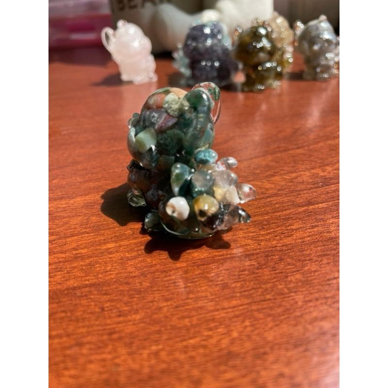 ♪ 原礦小九尾狐/萌狐狸/狐仙♪- 天然碎石萌小狐—滴膠能量擺件—粉晶/藍蛋白石/櫻花瑪瑙/薔薇輝石/拉長石/太陽石-細節圖3