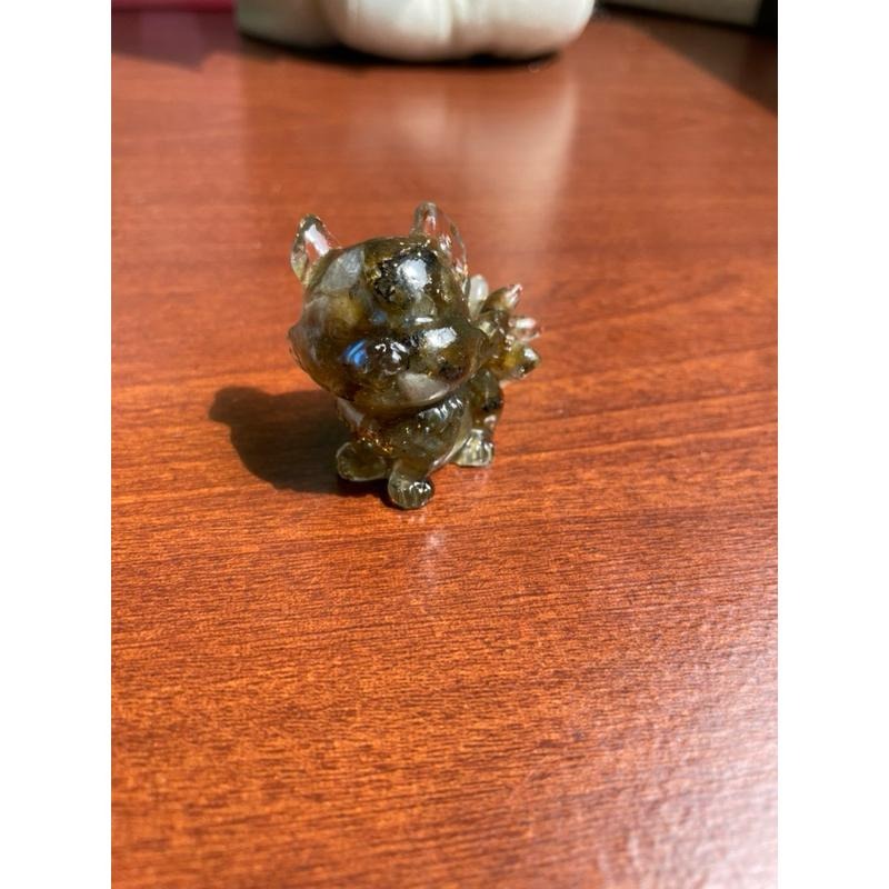 ♪ 原礦小九尾狐/萌狐狸/狐仙♪- 天然碎石萌小狐—滴膠能量擺件—粉晶/藍蛋白石/櫻花瑪瑙/薔薇輝石/拉長石/太陽石-細節圖7