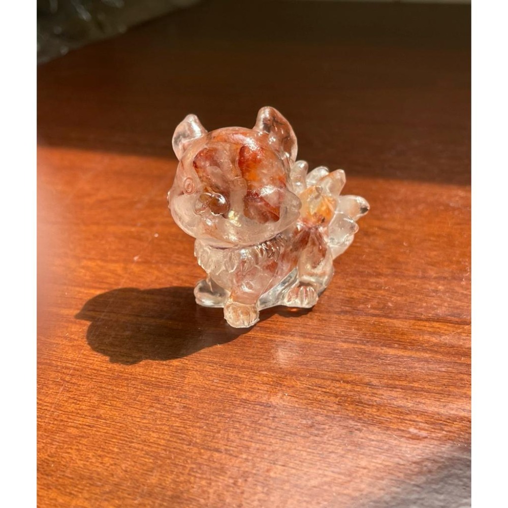 ♪ 原礦小九尾狐/萌狐狸/狐仙♪- 天然碎石萌小狐—滴膠能量擺件—粉晶/藍蛋白石/櫻花瑪瑙/薔薇輝石/拉長石/太陽石-細節圖8