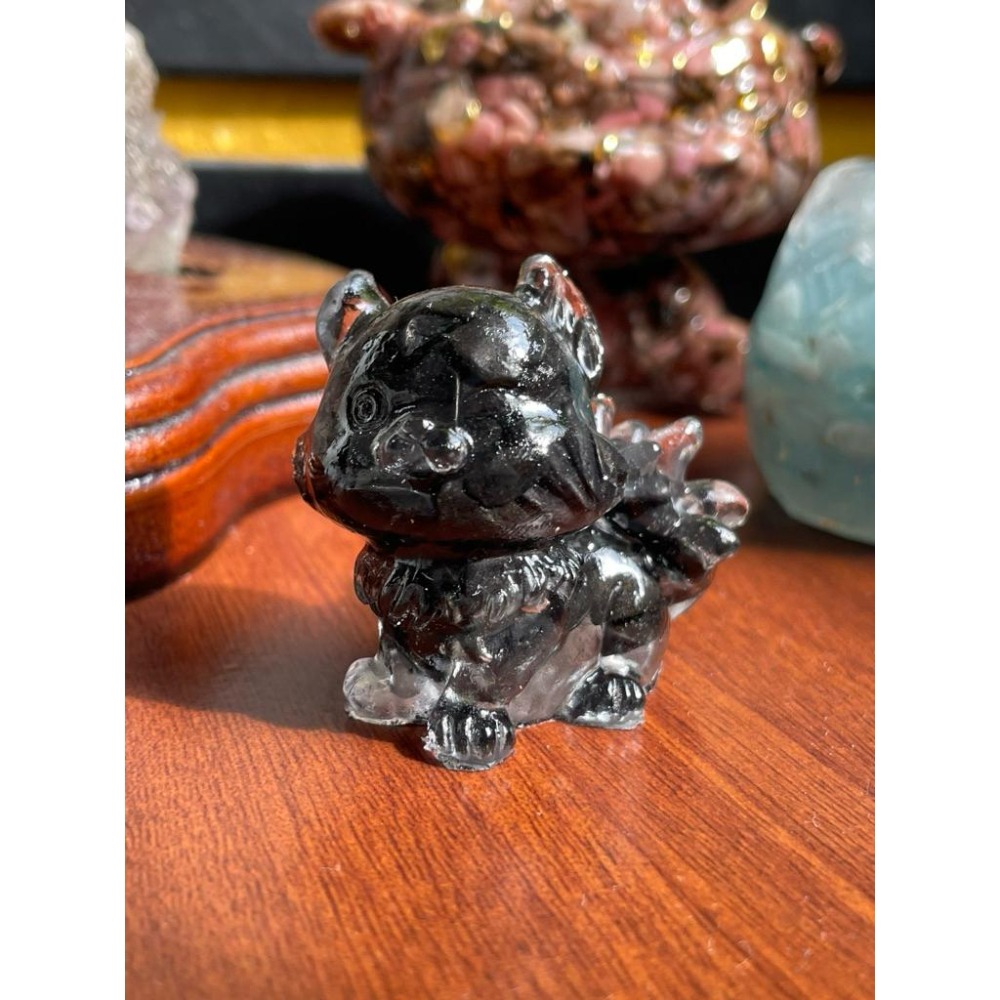 ♪ 原礦小九尾狐/萌狐狸/狐仙♪- 天然碎石萌小狐—滴膠能量擺件—粉晶/藍蛋白石/櫻花瑪瑙/薔薇輝石/拉長石/太陽石-細節圖9