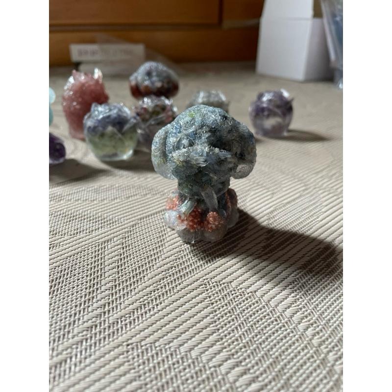 ♪ 原礦碎石圍巾狗狗/小狗♪- 天然碎石灌膠—泰迪狗/狗子—仿奧根塔/奧剛塔能量擺件—瑪瑙鷹眼石方解石太陽石紫水晶黑拉長-細節圖3