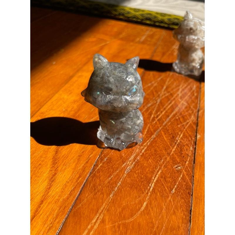 ♪ 原礦碎石貓咪/貓♪- 天然碎石喵喵—仿奧根塔/奧剛塔滴膠能量擺件—橄欖石拉長石白幽靈紫水晶石榴石鈦晶蛋白石海紋石-細節圖5