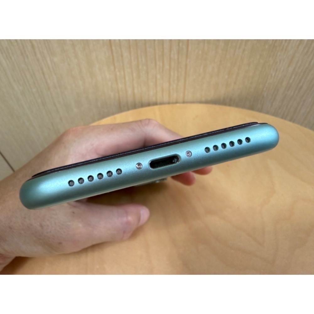 近乎全新賀運認證iPhone 11 64g，imos鑽石鏡頭貼、水清套、德誼保修，已換原廠電池壽命93%。螢幕故障零件機-細節圖2