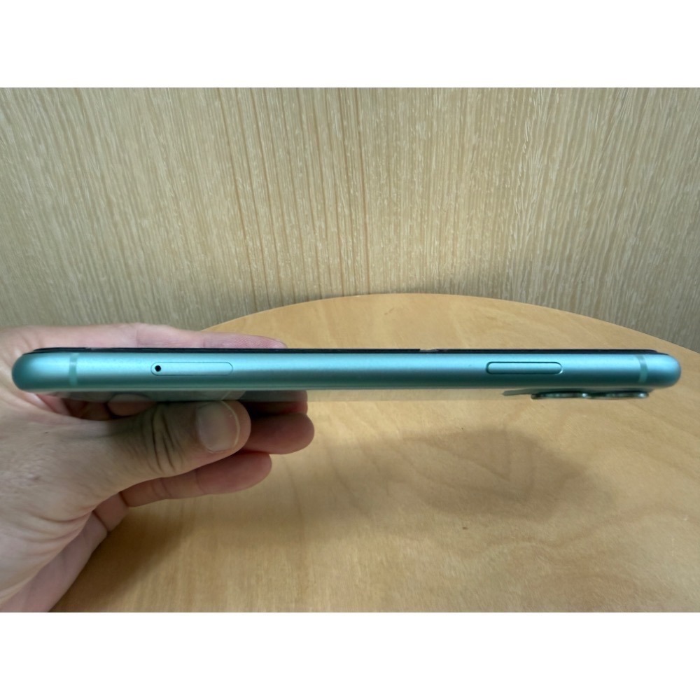 近乎全新賀運認證iPhone 11 64g，imos鑽石鏡頭貼、水清套、德誼保修，已換原廠電池壽命93%。螢幕故障零件機-細節圖3