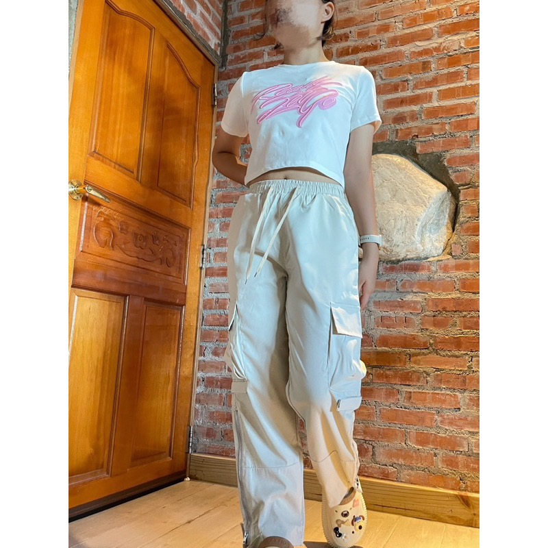 愛買衣帽族【台灣現貨不專業實拍】薄款純色休閒大口袋造型工裝褲 休閒長褲 長褲女 寬鬆抽繩工裝褲  運動褲女 女寬鬆褲-細節圖2