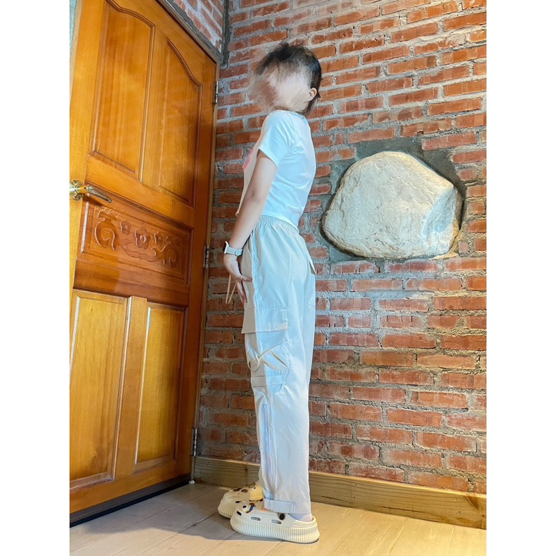 愛買衣帽族【台灣現貨不專業實拍】薄款純色休閒大口袋造型工裝褲 休閒長褲 長褲女 寬鬆抽繩工裝褲  運動褲女 女寬鬆褲-細節圖3