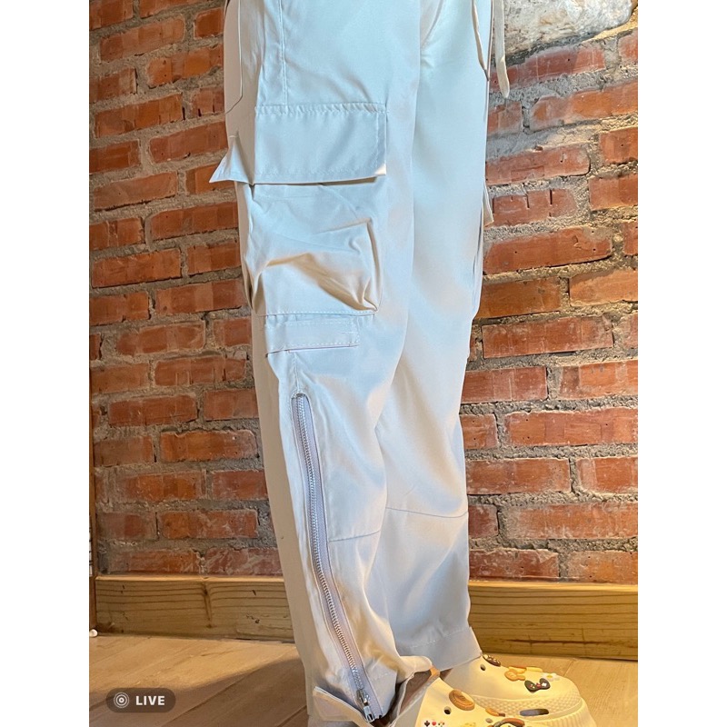 愛買衣帽族【台灣現貨不專業實拍】薄款純色休閒大口袋造型工裝褲 休閒長褲 長褲女 寬鬆抽繩工裝褲  運動褲女 女寬鬆褲-細節圖6