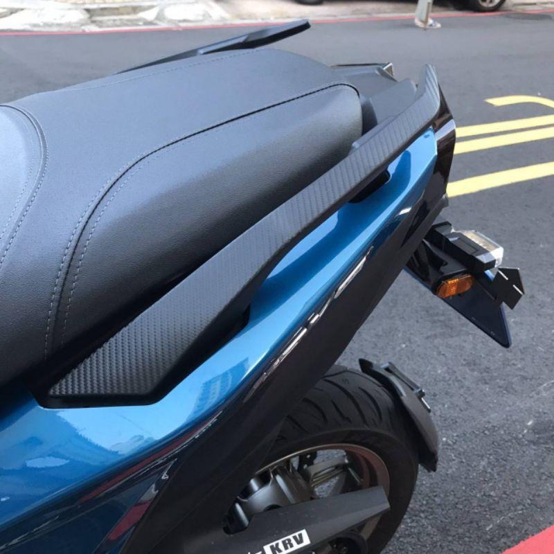 Kymco KRV180 卡夢後扶手 3M卡夢貼紙 KRV 180 機車貼 機車貼紙 krv 貼紙 車貼 彩貼 保護貼-細節圖2