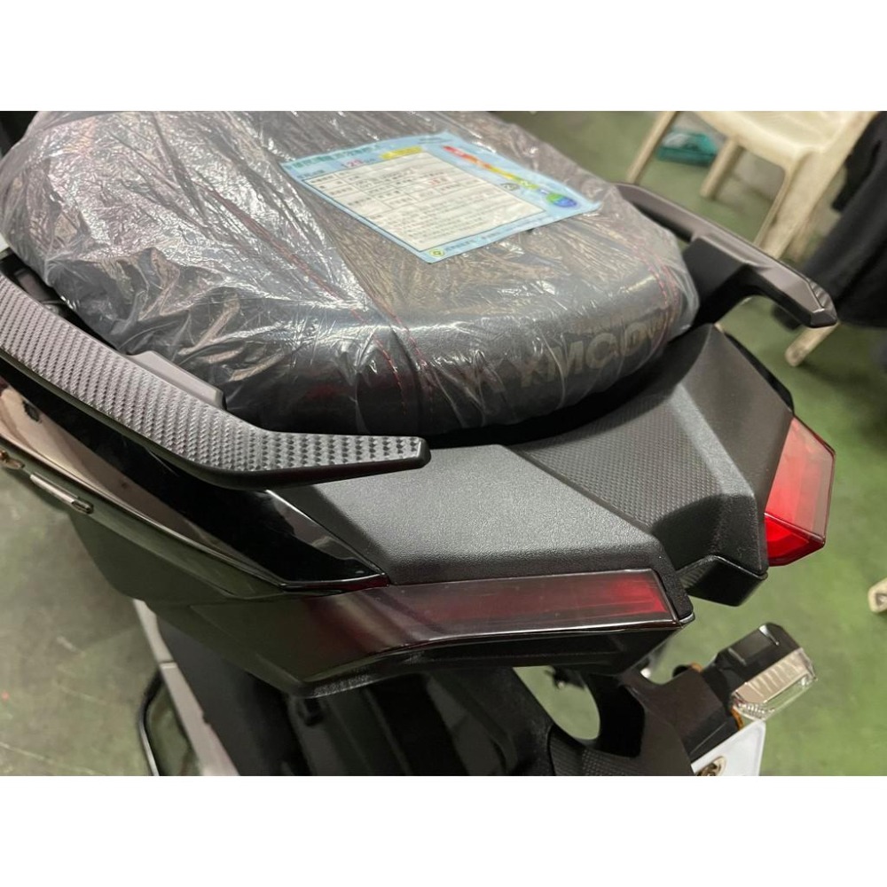 Kymco KRV180 卡夢後扶手 3M卡夢貼紙 KRV 180 機車貼 機車貼紙 krv 貼紙 車貼 彩貼 保護貼-細節圖3