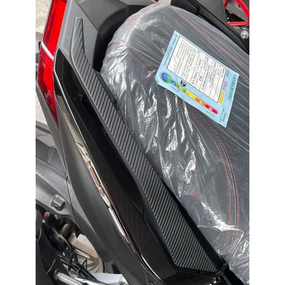 Kymco KRV180 卡夢後扶手 3M卡夢貼紙 KRV 180 機車貼 機車貼紙 krv 貼紙 車貼 彩貼 保護貼-細節圖5