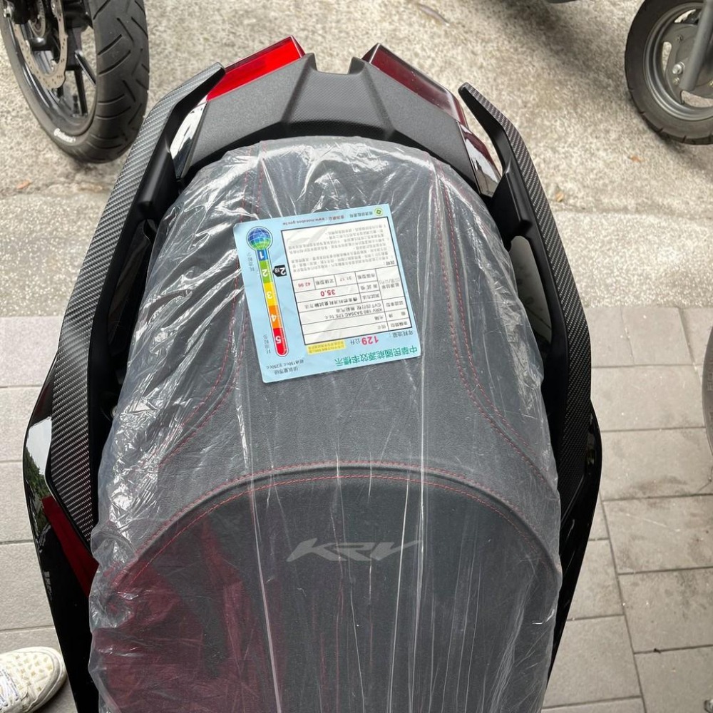 Kymco KRV180 卡夢後扶手 3M卡夢貼紙 KRV 180 機車貼 機車貼紙 krv 貼紙 車貼 彩貼 保護貼-細節圖6