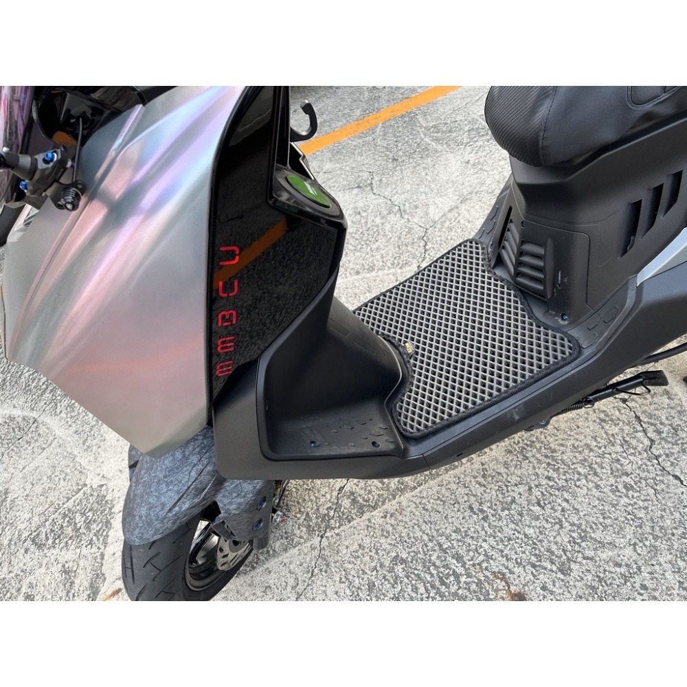快速到貨 SYM MMBCU 曼巴｜排水踏墊 機車踏墊 腳踏墊 腳踏板 防刮踏墊 蜂巢踏墊 防滑踏墊 鬆餅踏墊 排水腳墊-細節圖3