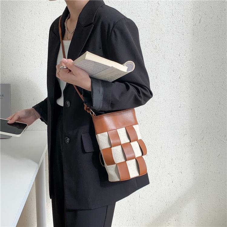 BAGG👾 帆布拼接PU格子水桶包女時尚韓版肩背包個性潮流小眾女 時尚包 休閒百搭包包 母親節禮物-細節圖2