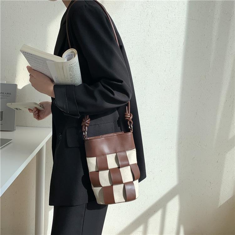 BAGG👾 帆布拼接PU格子水桶包女時尚韓版肩背包個性潮流小眾女 時尚包 休閒百搭包包 母親節禮物-細節圖4