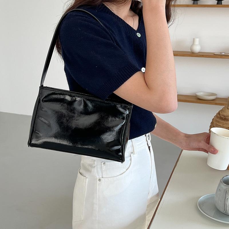 BAGG👾 銀色包包女手提包簡約潮流單肩手機包小眾漆皮質感PU腋下包女 時尚包 休閒百搭包包 母親節禮物-細節圖4