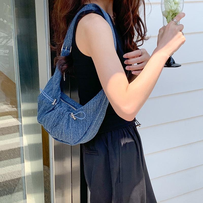 BAGG👾 牛仔布新月肩背包包高級感褶皺銀色PU餃子包女小眾凱旋門腋下包 時尚包 錢包 手拿包 母親節禮物-細節圖4