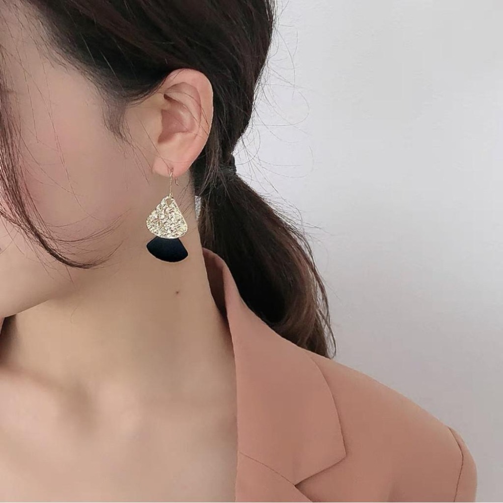 【黑金百老匯】CityCape © 這座城飾 ۞ 小紅書爆款歐美時尚創意撞色復古幾何三角形耳環簡約扇形百搭黑金色耳墜耳飾-細節圖2