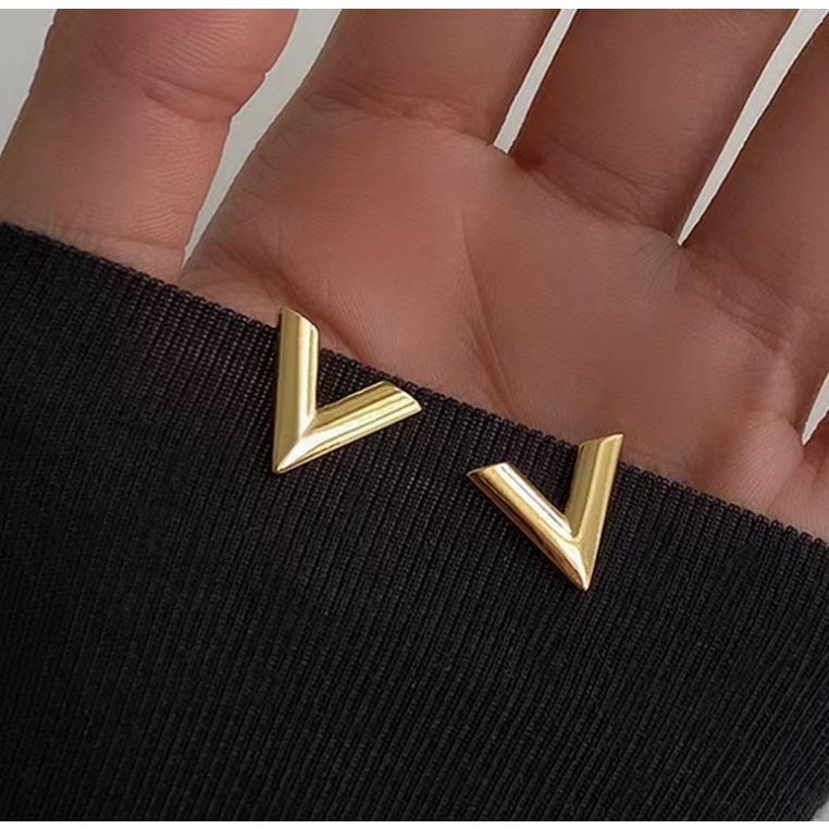 【凱旋門榮耀】CityCape © 這座城飾 ۞ 鈦鋼18k金色幸運勝利v字小巧耳釘女時尚簡約幾何字母個性耳環秋冬新品-細節圖4