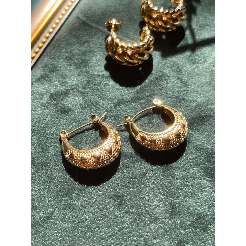 【艾蜜莉異想世界】CityCape©秋冬新品۞ 鈦鋼｜愛心浮雕｜愛心浮雕立體花｜歐美耳飾設計感18K金耳環新品復古文藝-細節圖6