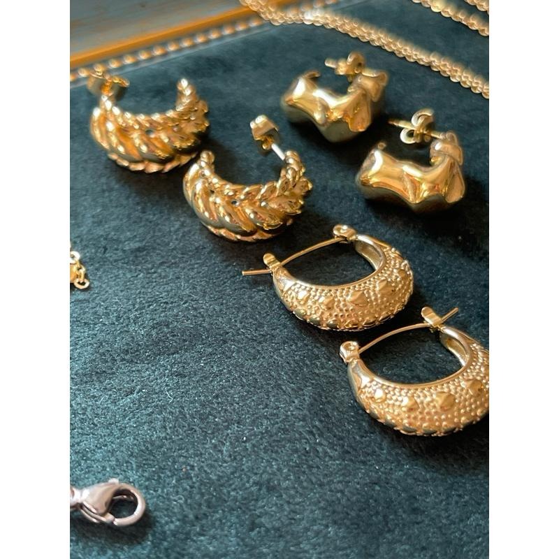 【艾蜜莉異想世界】CityCape©秋冬新品۞ 鈦鋼｜愛心浮雕｜愛心浮雕立體花｜歐美耳飾設計感18K金耳環新品復古文藝-細節圖7