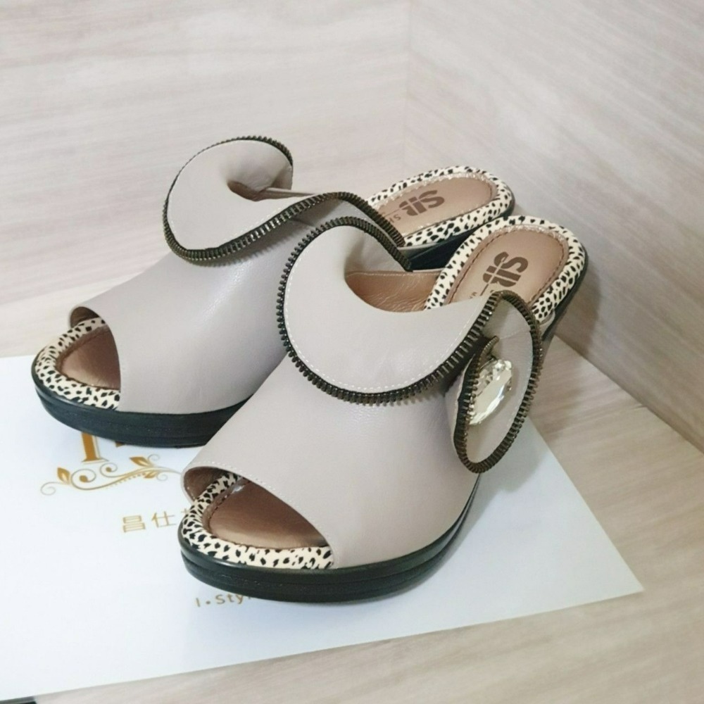 ♀️女：MIT手工-小羊皮晶鑽拉鏈花魚口跟鞋（杏）-細節圖3