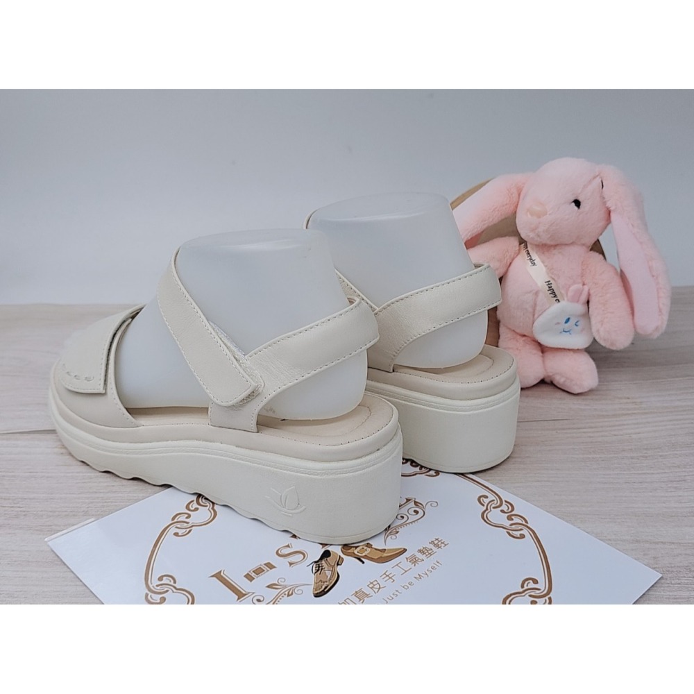 ♀️女：韓風超輕量可調式牛皮氣墊休閒涼鞋(米白)-細節圖5