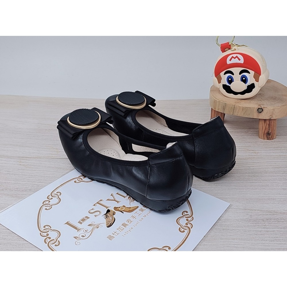 ♀️女：大圓釦蝴蝶結足弓氣墊娃娃鞋(黑)-細節圖5