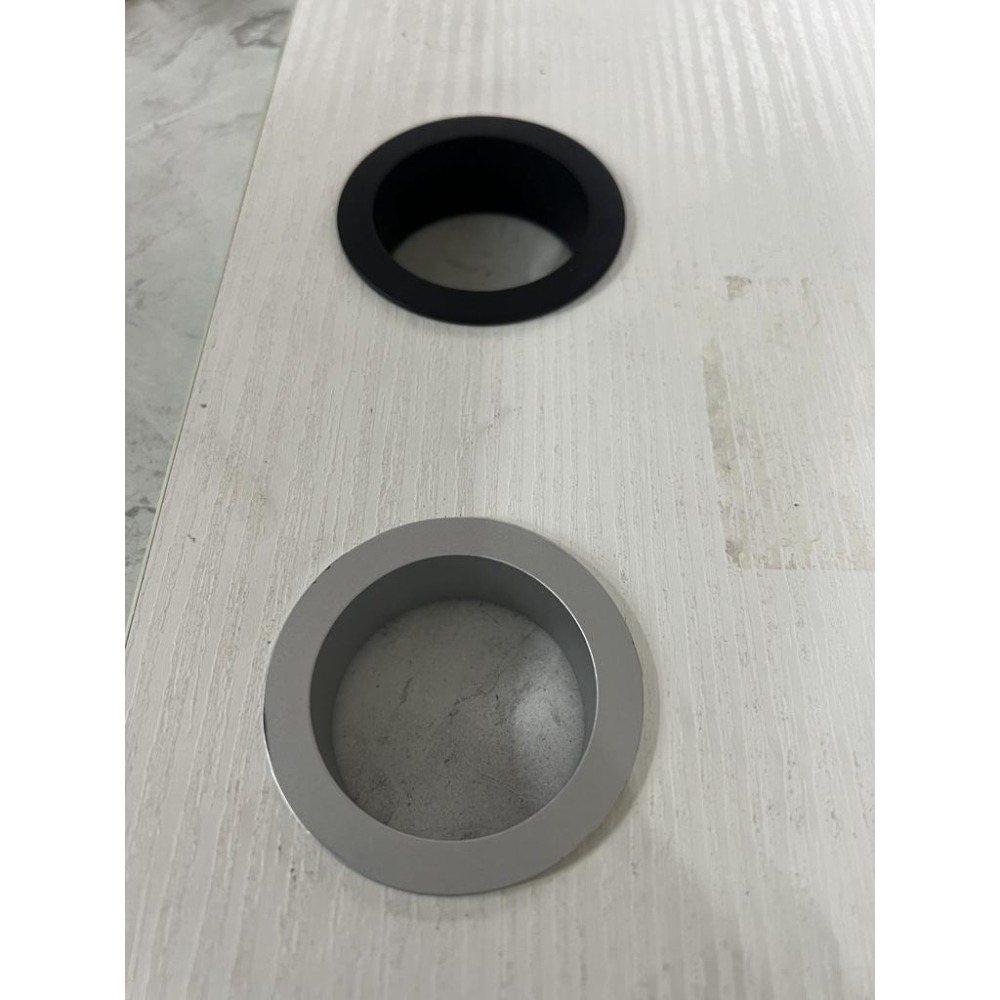 【五金殿】雙向線孔盒 (Ø54mm) 鋅合雙向線孔蓋 塑膠線孔蓋鋁色 黑色 系統櫃線孔盒 台灣製造-細節圖2