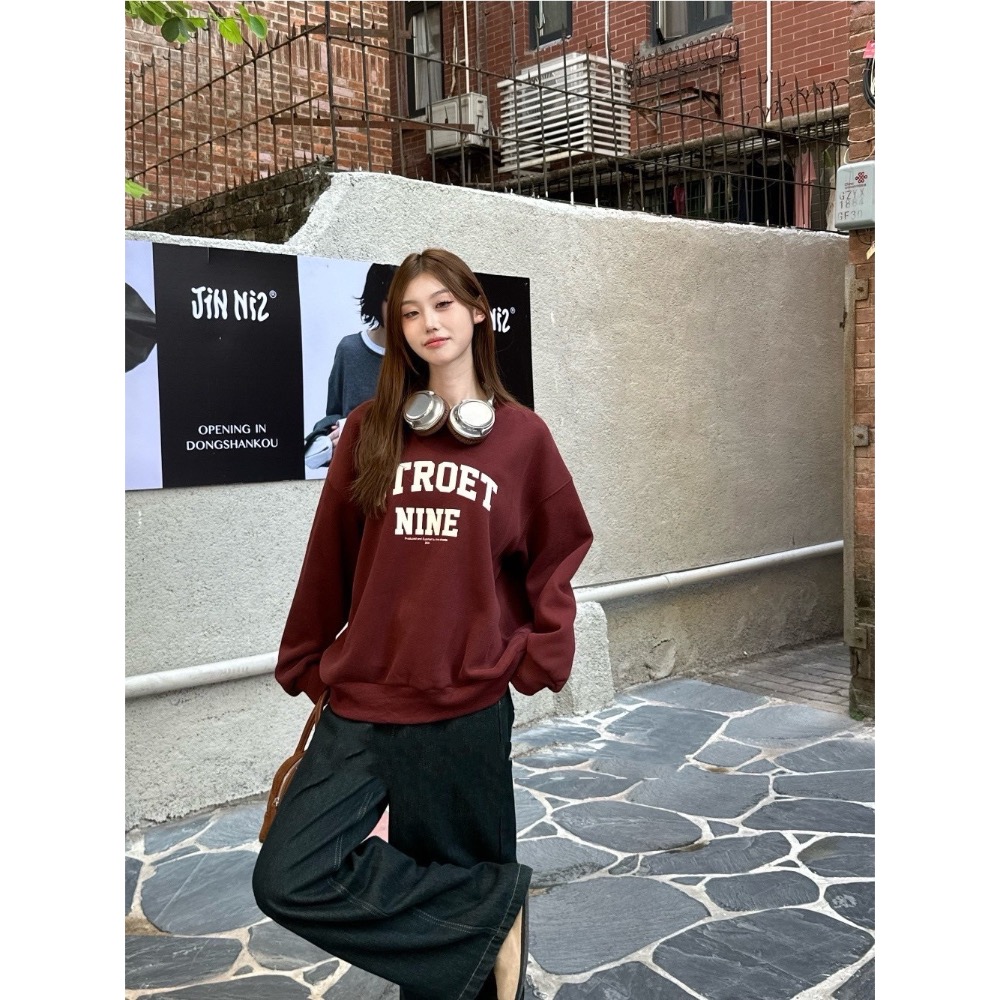 刷毛厚磅英文字大學T-細節圖5