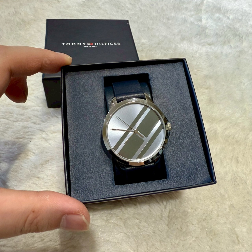 【湯米｜全新】現貨 TOMMY 手錶 石英錶 女錶 素面 皮錶 送禮推薦｜Little Bee 小蜜蜂精品-細節圖2