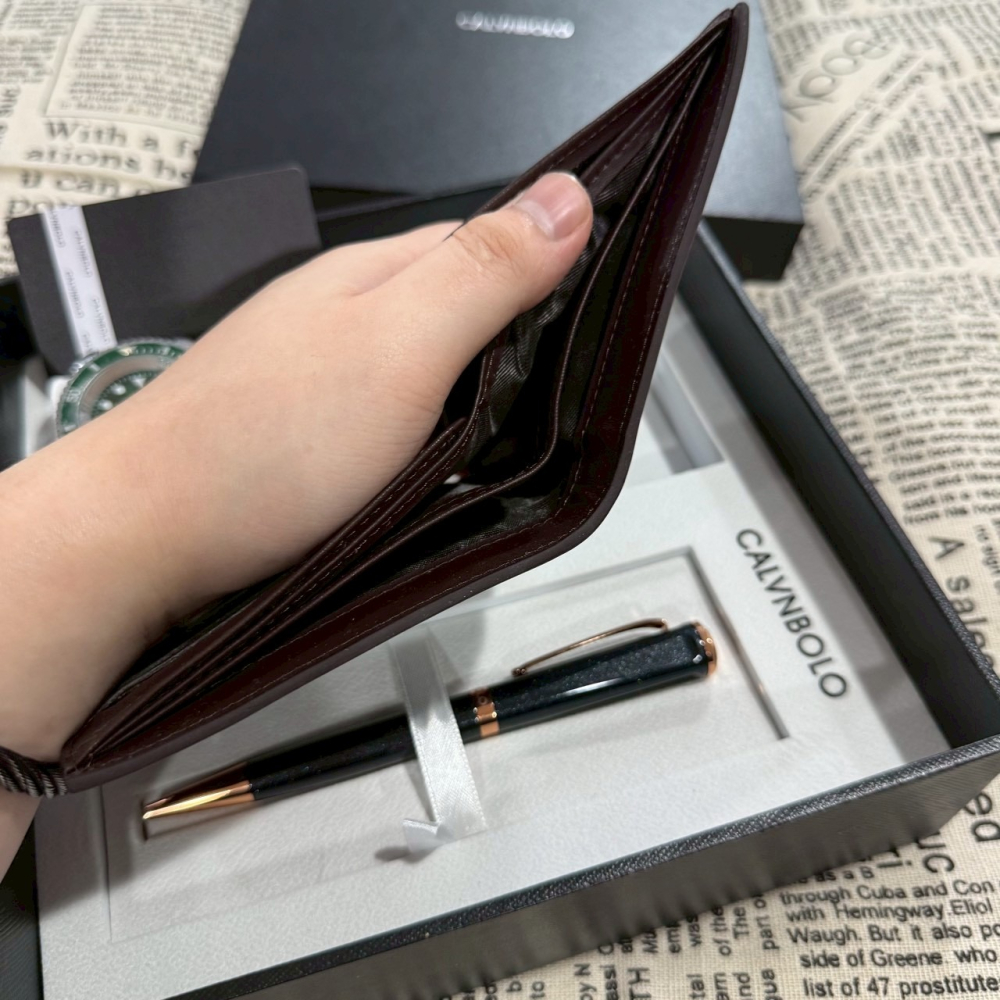 【凱文保羅｜全新】現貨 CALVNBOLO 禮盒組 V1 手錶 + 鋼筆 +短夾｜Little Bee 小蜜蜂精品-細節圖4