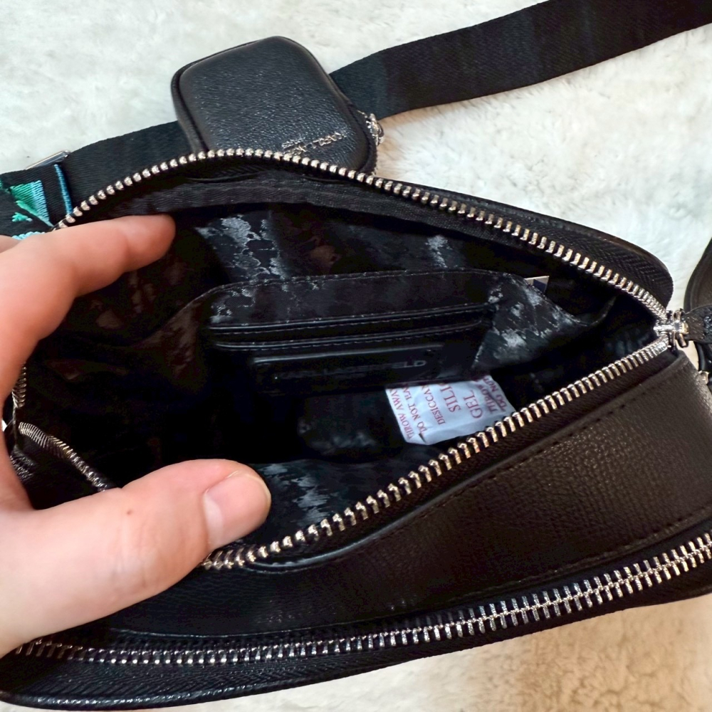 【卡爾｜全新】現貨 KARL LAGERFELD 包包 相機包 二合一 刺繡字 斜背包｜Little Bee 小蜜蜂精品-細節圖4