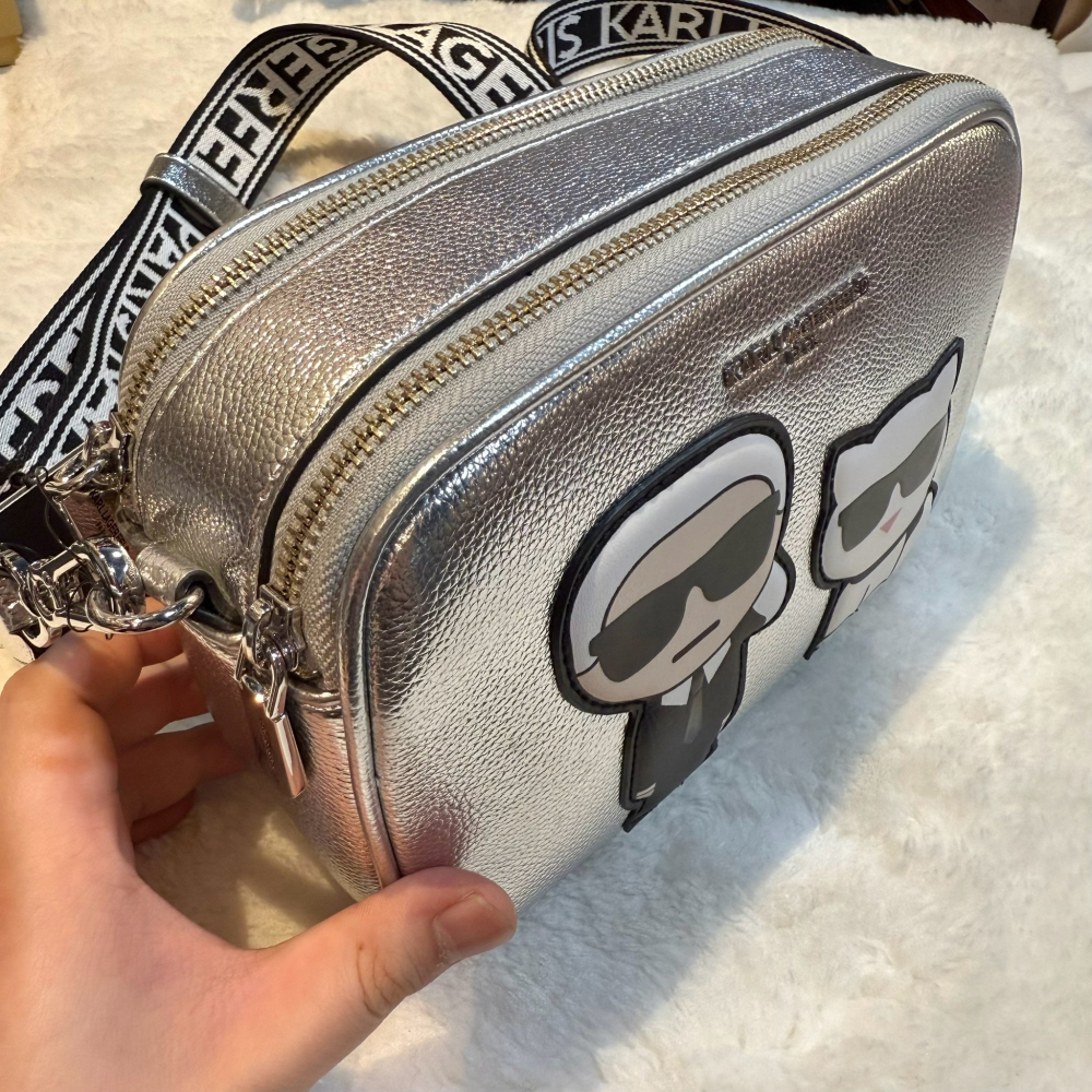 【卡爾｜全新】現貨 KARL LAGERFELD 銀色亮皮 Q版人像 雙層 相機包｜Little Bee 小蜜蜂精品-細節圖2